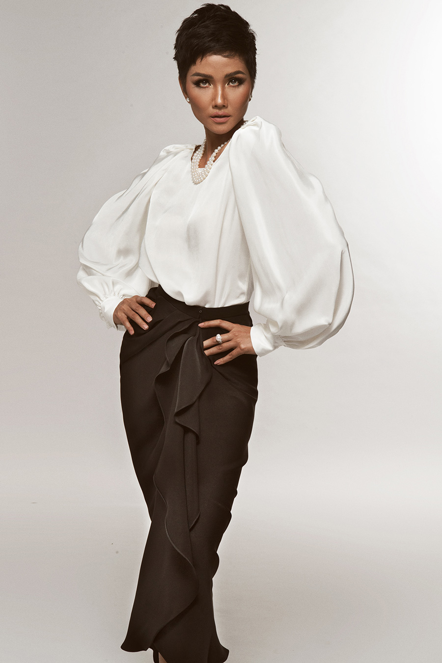 H’Hen Niê quyến rũ vô cùng với gam màu tương phản-10