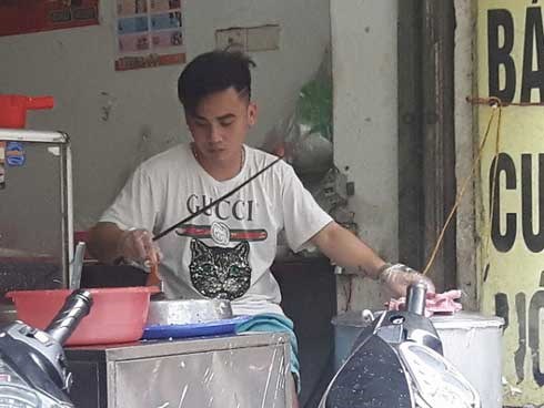 Thanh niên tráng bánh cuốn được 500 chị em trên MXH xin địa chỉ để tới ăn bánh và ngắm trai đẹp
