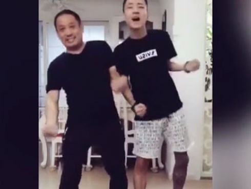 Hai bố con cute nhất hệ mặt trời