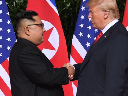 Khoảnh khắc lịch sử: Tổng thống Mỹ Donald Trump bắt tay lãnh đạo Triều Tiên Kim Jong-un