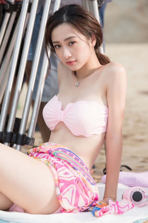Jun Vũ - Hoà Minzy - Sỹ Thanh khoe dáng nóng bỏng trên biển với bikini-7
