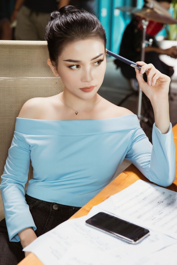 Jun Vũ - Hoà Minzy - Sỹ Thanh khoe dáng nóng bỏng trên biển với bikini-16