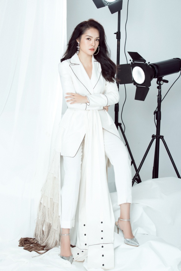 Dương Cẩm Lynh lần đầu lột xác cá tính, gai góc trong bộ ảnh mới-1