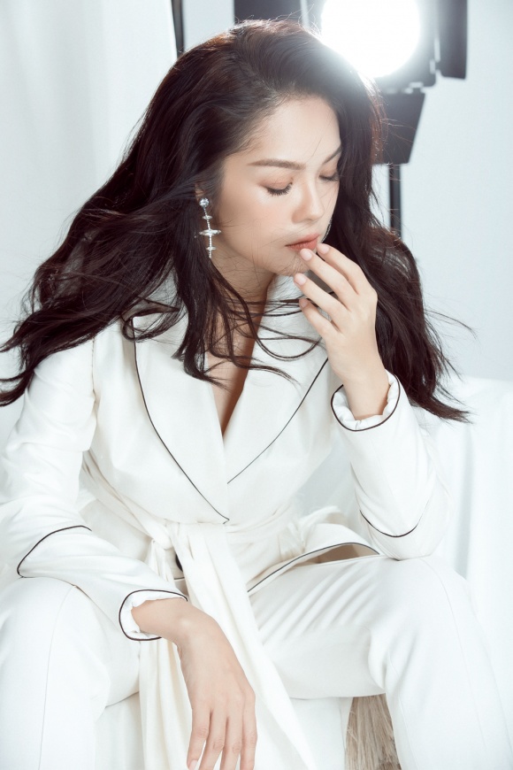 Dương Cẩm Lynh lần đầu lột xác cá tính, gai góc trong bộ ảnh mới-5