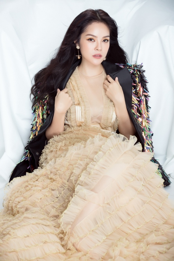 Dương Cẩm Lynh lần đầu lột xác cá tính, gai góc trong bộ ảnh mới-8