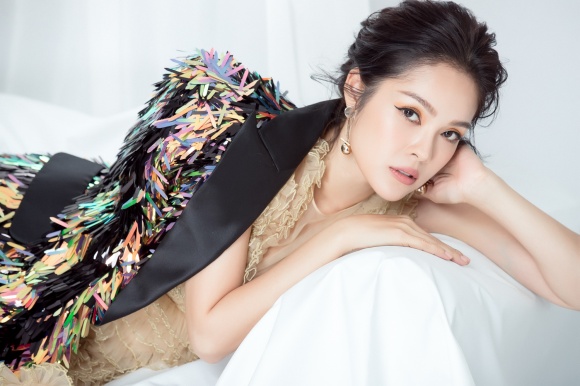 Dương Cẩm Lynh lần đầu lột xác cá tính, gai góc trong bộ ảnh mới-9