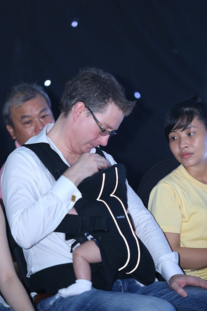 Không chỉ các bà mẹ, Vbiz cũng có những ông bố bỉm sữa đầy đảm đang-10