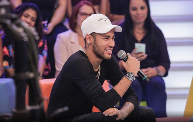 Neymar bật khóc nức nở khi trở lại căn phòng gian khổ-1