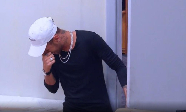Neymar bật khóc nức nở khi trở lại căn phòng gian khổ-3