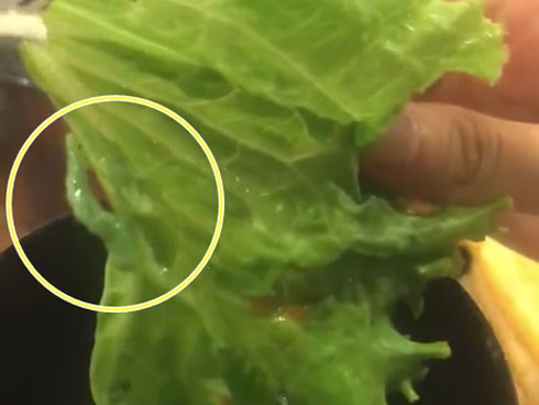 Tố quán đồ nướng có sâu bò lổm ngổm trên rau, cô gái trẻ chẳng ngờ mình phải hứng chịu gạch đá tới tấp