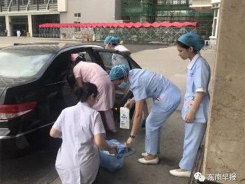 Không hề biết mang thai tháng cuối vì béo, người phụ nữ đẻ rơi con ngay trên ô tô