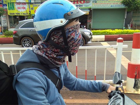 Xôn xao hình ảnh nam thanh niên bịt mắt khi lái xe