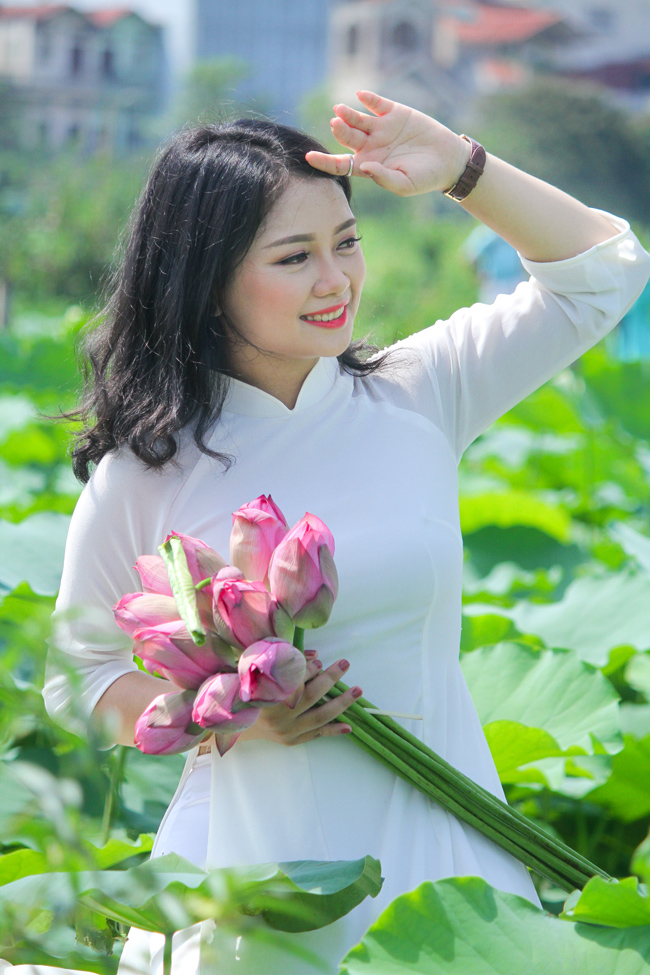 Ảnh: Thiếu nữ đánh đổi làn da trắng, lội hồ sen chụp ảnh dưới nắng-13