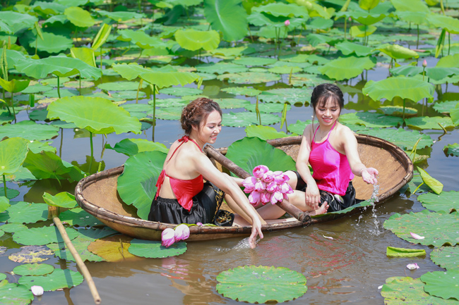 Ảnh: Thiếu nữ đánh đổi làn da trắng, lội hồ sen chụp ảnh dưới nắng-3