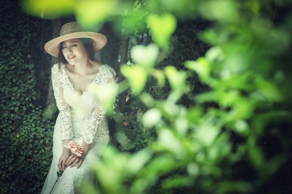 Vẻ cuốn hút của nàng Á hậu sinh năm 1993 sắp lấy chồng kém tuổi-10