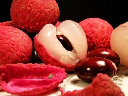 Dân mạng TQ xôn xao tin 10 trẻ tử vong do ăn vải khi bụng đói: Bác sĩ nói gì?