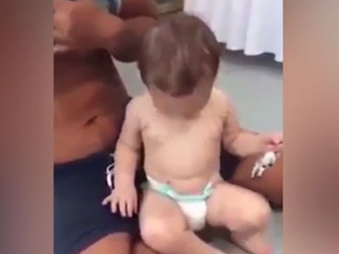 Em bé 2 tuổi có khả năng múa bụng chuyên nghiệp