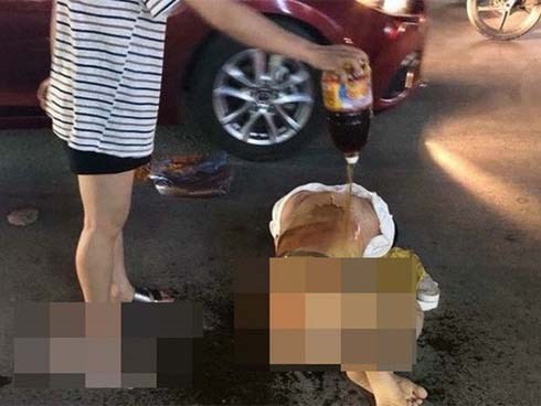 Công an triệu tập nhóm người đánh ghen, lột đồ, đổ nước mắm lên người cô gái giữa phố