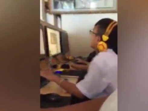 Đừng bao giờ đeo tai nghe khi hát