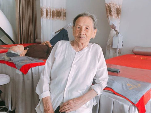 Ông ngoại đi đạp xe nói chuyện với bà khác, bà ngoại ở nhà ghen và màn làm hoà cực đỉnh-9