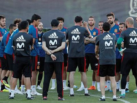 Ngày tập đầu tiên đầy căng thẳng của đội tuyển Tây Ban Nha sau khi sa thải HLV Lopetegui