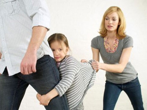 Nỗi ám ảnh khi con gái 5 tuổi kể mẹ đưa nhân tình về nhà sống
