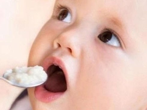 Mẹ chồng mớm cho cháu nhỏ 5 tháng bị con dâu nói một câu khiến bà giận tím mặt