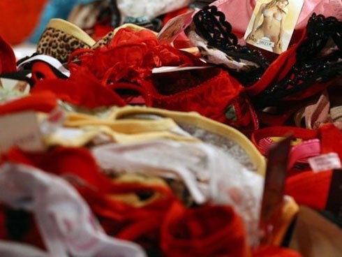 7 điều tưởng như bình thường nhưng sẽ khiến bạn gặp rắc rối ở Nga: Cấm mặc quần lót ren, lười rửa xe sẽ bị phạt tiền