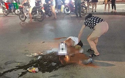 Vụ cô gái bị lột đồ, đổ mắm ớt giữa đường: Công an khẳng định là vụ đánh ghen-1