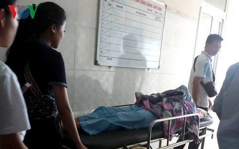 Vụ cô gái bị lột đồ, đổ mắm ớt giữa đường: Công an khẳng định là vụ đánh ghen-2