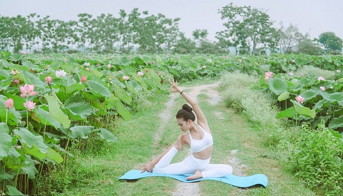 Bộ ảnh Yoga và sen của người đẹp U40 hút dân mạng-10