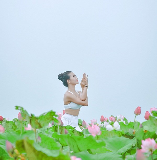 Bộ ảnh Yoga và sen của người đẹp U40 hút dân mạng-8
