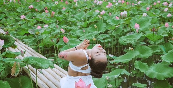 Người đẹp chụp ảnh tập Yoga cùng hoa sen trông đẹp hút hồn | Tin ...