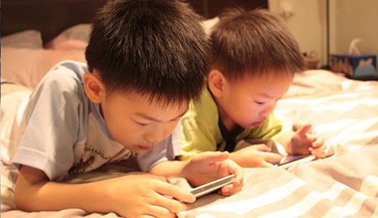 Cậu bé 11 tuổi mắt sưng như trứng, suýt mù vì bố mẹ cho nghịch điện thoại suốt 2 ngày