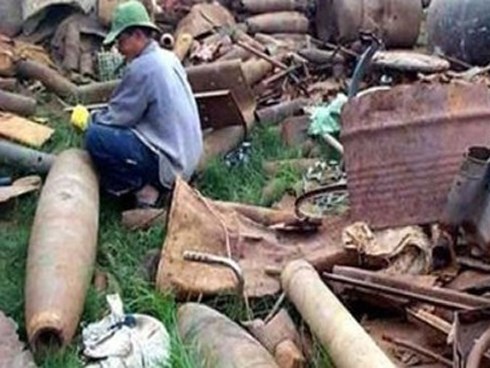 Cưa 11 quả bom, đến quả thứ 5 bom phát nổ khiến 1 người tử vong