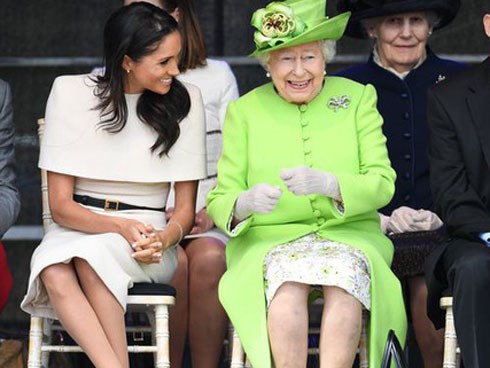 Meghan đeo đôi khuyên tai đơn giản, nhưng ý nghĩa hết sức cảm động phía sau lại khiến công chúng bất ngờ