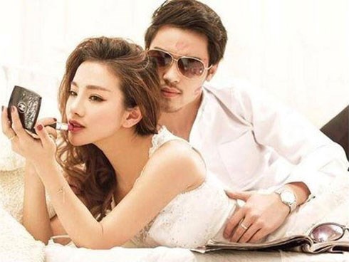 Đưa bồ nhí đi du lịch, chết sững khi nhìn thấy giữa bãi biển vợ ôm ấp nhân tình