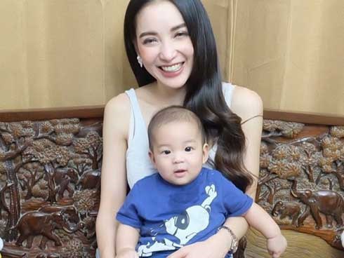 Mẹ đơn thân khoe được bạn trai mới cầu hôn, dân tình không chúc mừng còn mắng túi bụi vì lý do này