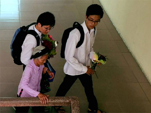 Choáng trước cảnh trường người ta bắn pháo hoa trong lễ tốt nghiệp, nhưng chiếc cổng siêu to khổng lồ còn gây sốt hơn-2