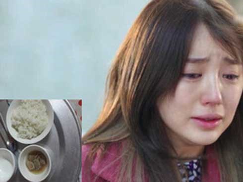 Rơi nước mắt cảnh mẹ bầu cơm không có mà ăn, đẻ được 25 ngày thì mẹ chồng bắt đi làm trả nợ