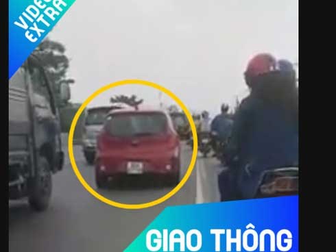 Kịch tính ôtô luồn lách trên phố như phim đua xe Hollywood