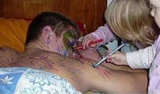 Đừng dại dột để trẻ ở nhà một mình với bố mùa World Cup-1