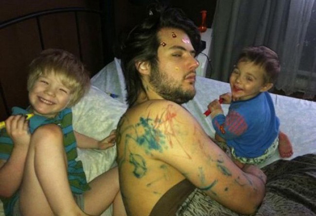 Đừng dại dột để trẻ ở nhà một mình với bố mùa World Cup-13