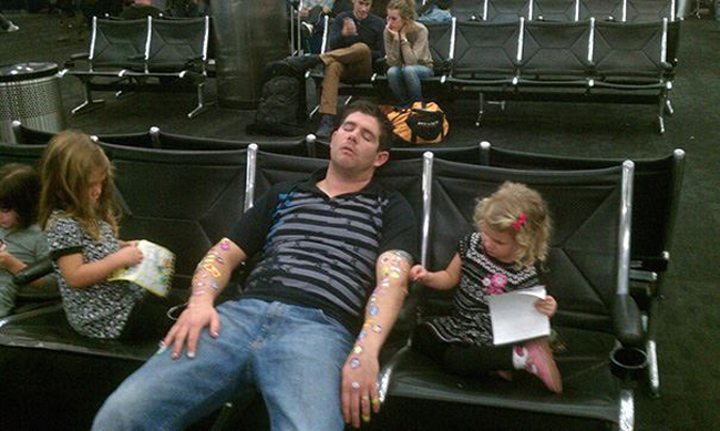 Đừng dại dột để trẻ ở nhà một mình với bố mùa World Cup-3