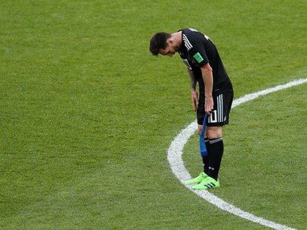 Khoảnh khắc Messi cúi đầu xin lỗi người hâm mộ thật đáng thương