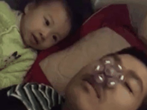 Ông bố trông con nhưng lại ngủ trước cả con nhận về ngay cái kết “cay đắng”, dân mạng xem xong chỉ biết phì cười