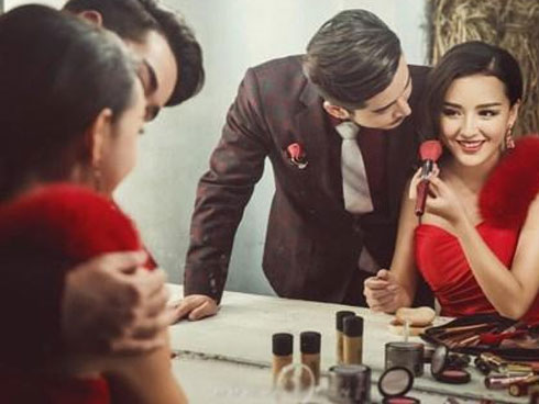 Nhìn thấy bao thuốc lá của chồng trong nhà vệ sinh, tôi mở ra xem và chết lặng khi nhìn thấy thứ bên trong-3