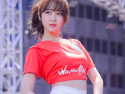 Cổ vũ đội tuyển Hàn Quốc ở World Cup, nữ sinh chiếm spotlight trên MXH vì quá xinh đẹp và rạng rỡ