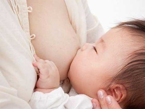 Chủ quan nghĩ ngực căng tức do cho con bú, mẹ U40