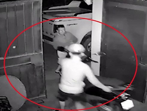 Lái xe bán tải đi ăn trộm, táo tợn bẻ khoá cổng lấy 2 xe máy